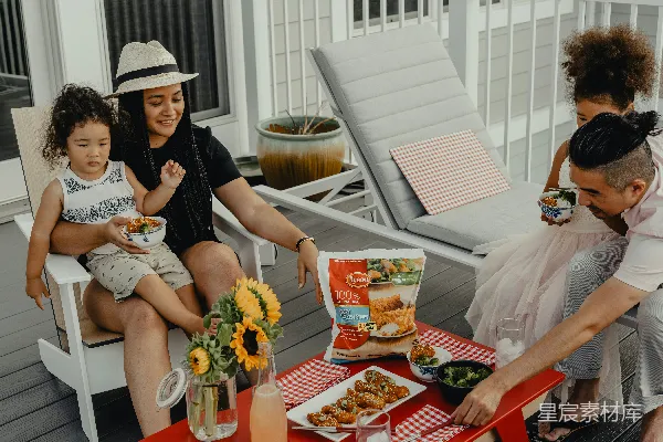 高清摄影 黑衬衫女子坐在椅子上