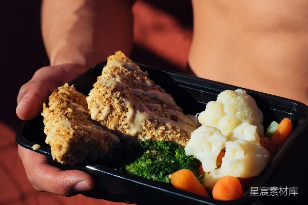 高清摄影 手持热食的人员放在黑色托盘上