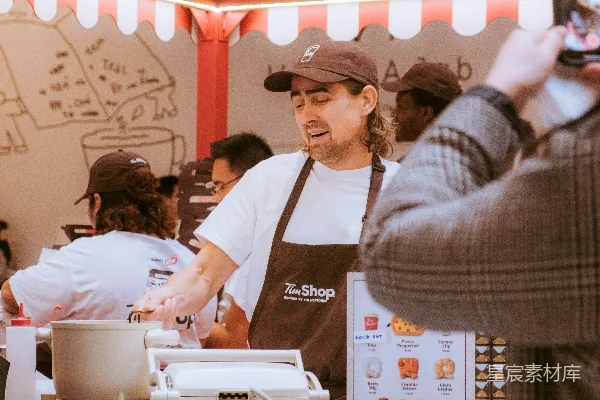 高清摄影 一个男人在食品摊上准备食物。