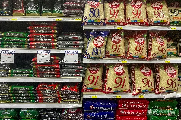 高清摄影 一家超市里摆满了各种食物