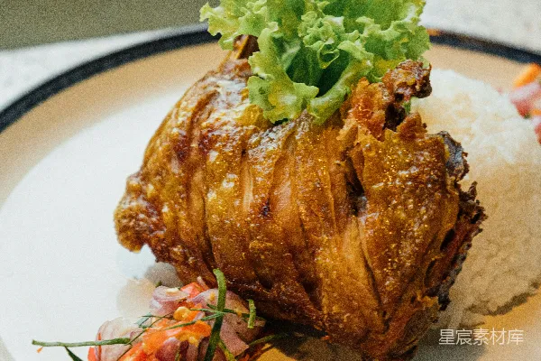 高清摄影 一块上面铺满了肉和米饭的白色 Plates