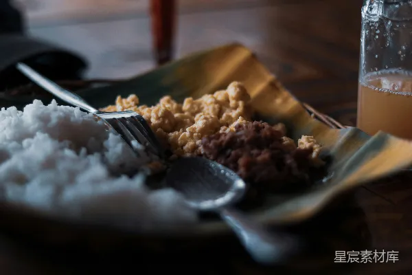 高清摄影 餐盘中靠近叉子和勺子的烹饪食物的特写照片