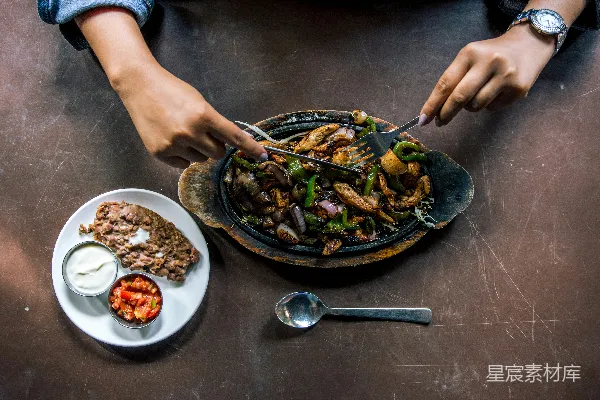 高清摄影 手持不锈钢勺和碗的人端着食物