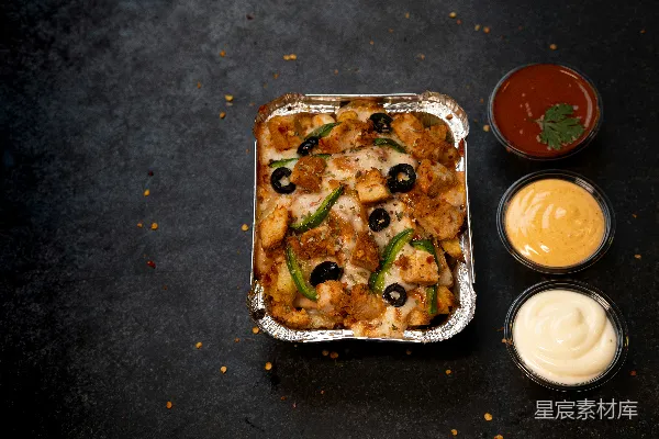 高清摄影 一盘配有酱料的食物旁边
