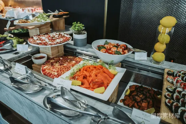 高清摄影 自助餐桌上摆放着披萨、寿司、沙拉和水果。