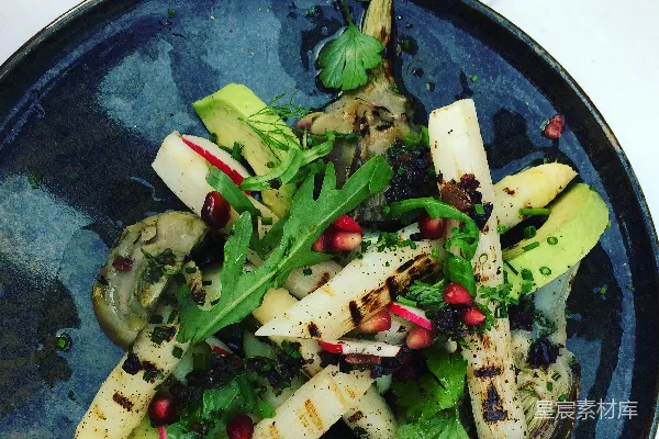 高清摄影 一片蓝 plate 上堆满了蔬菜和肉。