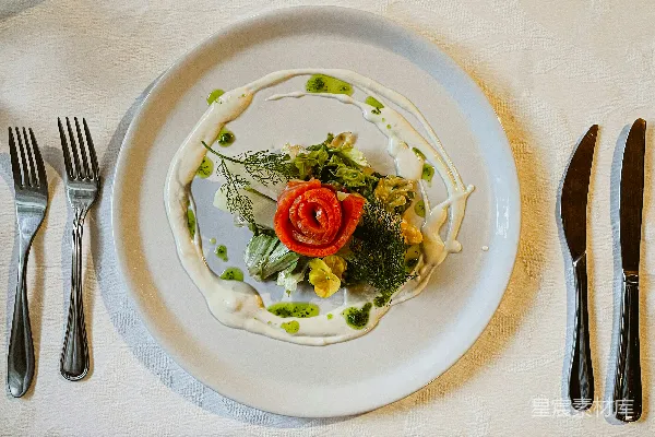 高清摄影 银餐具旁边放着一个上面放着食物的白盘子。