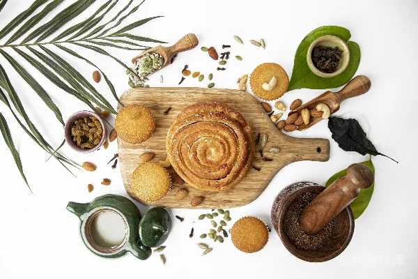高清摄影 一块木制的砧板上面堆满了食物。