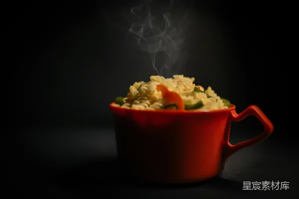 高清摄影 一碗冒着热气的食物，碗里是红色的。