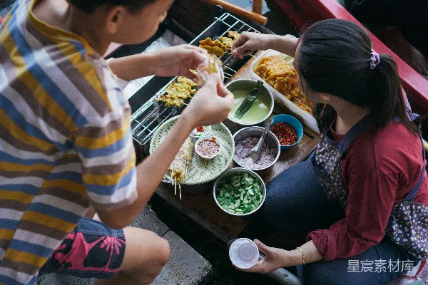 高清摄影 一群人在桌上围绕着的食物旁坐着