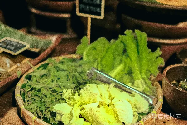 高清摄影 一张木桌上面摆满了各种不同的食物