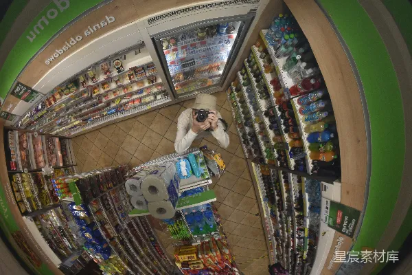 商店里一个人用鱼眼镜头拍摄的一幅画面