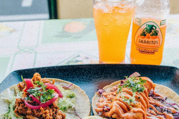 高清摄影 几块 tacos 放在盘子上