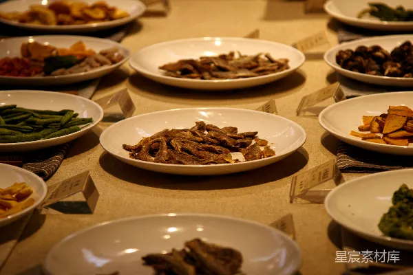 高清摄影 一张桌上摆放着许多盘食物的桌子