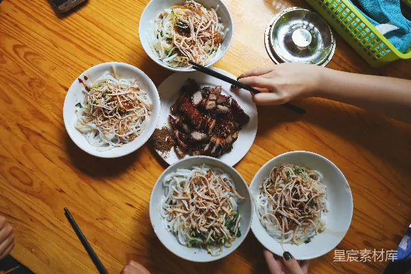高清摄影 手持装有食物的碗的人