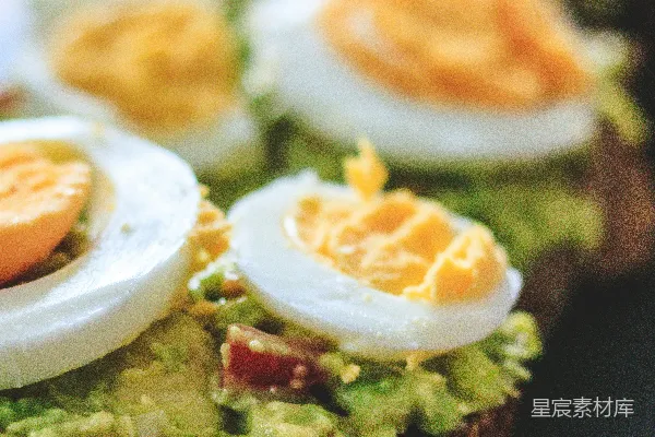 高清摄影 煎至两面金黄的鸡蛋放在焦脆的brown bread上