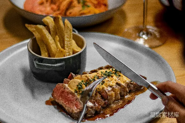 高清摄影 盘子里一个人在切食物