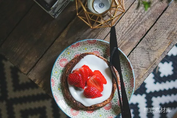 高清摄影 巧克力 Pancake 配以奶油和草莓，置于餐叉与餐刀一侧