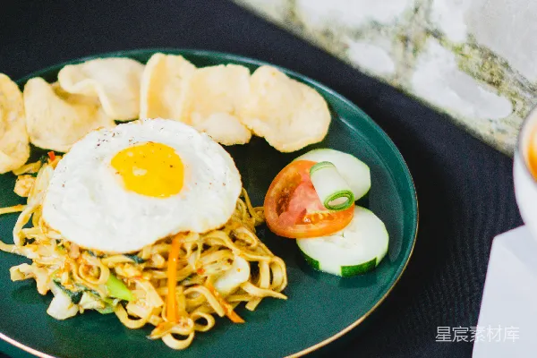 高清摄影 几盘上面放着食物的盘子