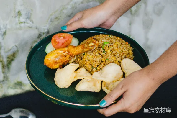 高清摄影 一个手持食物盘的人
