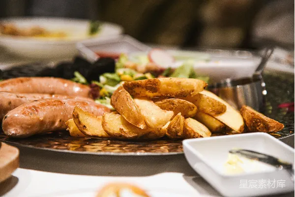 高清摄影 一盘配有香肠、土豆和沙拉的食物