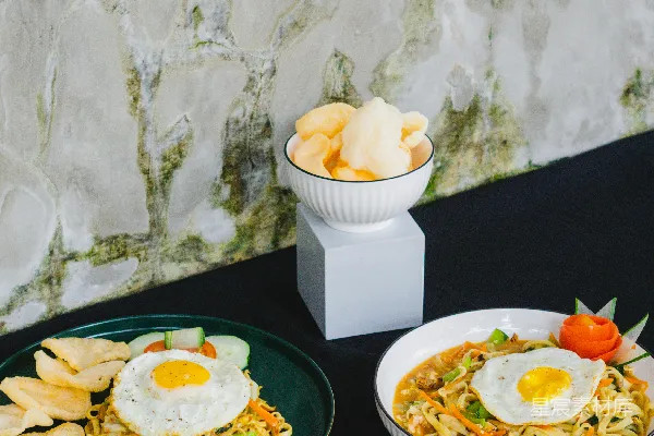 高清摄影 一张桌上放着餐具和食物的盘子