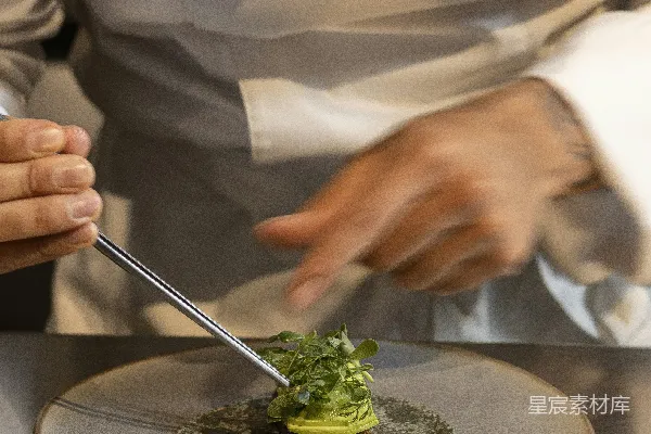高清摄影 厨师小心翼翼地用钳子摆放一份 gourmet 大菜。