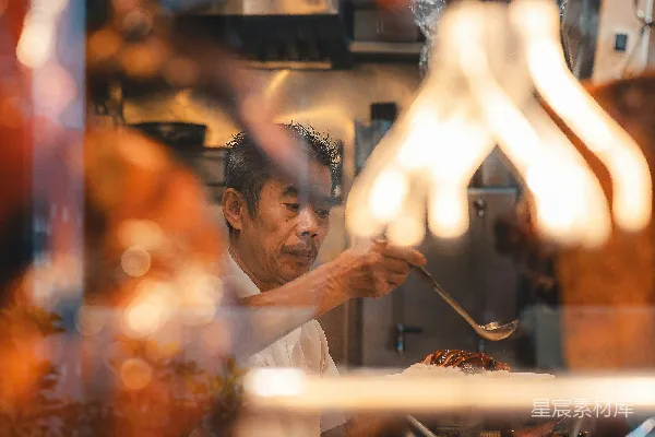高清摄影 柜台后的服务人员正在服务烤鸭食物