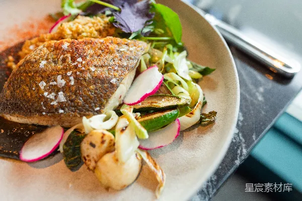 高清摄影 一块上面铺着肉类和蔬菜的白盘