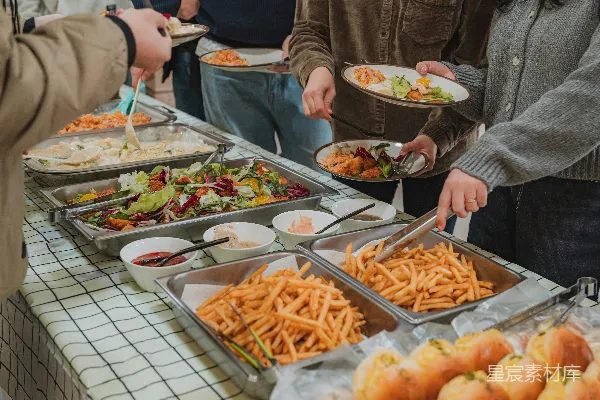 高清摄影 人们从自助餐桌上为自己盛 food。