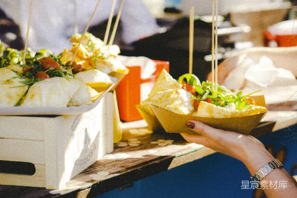 高清摄影 一个女人正拿着一个碗的食物