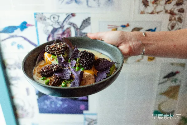 高清摄影 手里拿着一个碗的食物的人