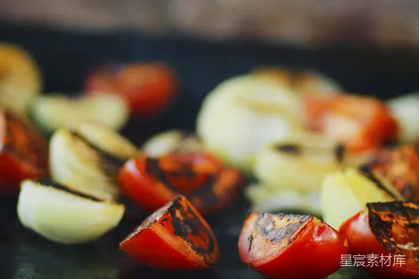 高清摄影 烤 grill 上切片蔬菜的特写 shot