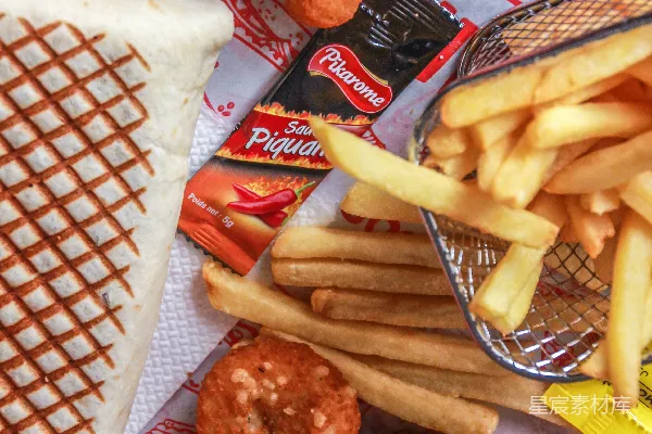 高清摄影 法国 fries 和 炸肉 置于 白色餐盘上