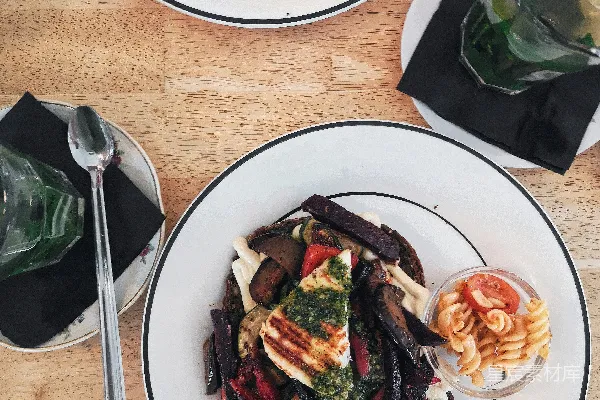 高清摄影 木桌上的两盘食物