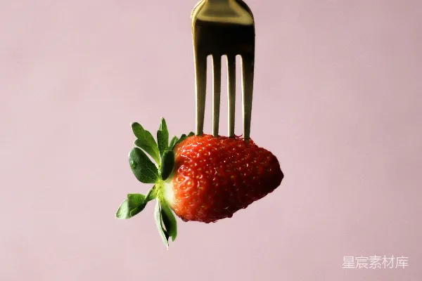 高清摄影 一根上面插着草莓的叉子