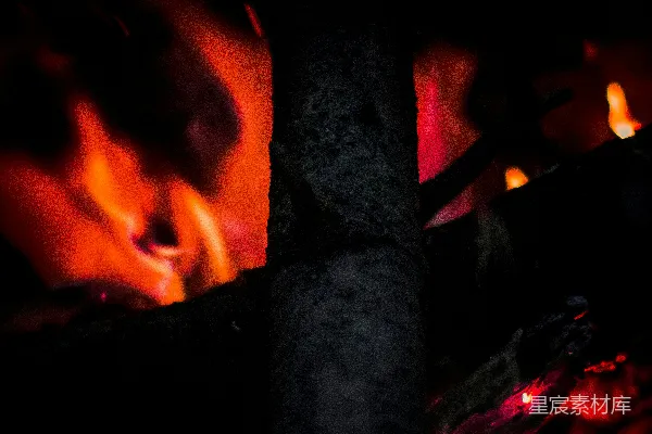 夜间烧木柴