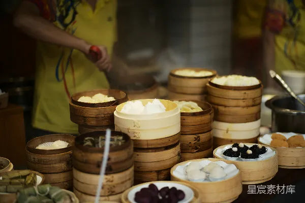 高清摄影 市场里蒸好的饺子放在竹篮里。