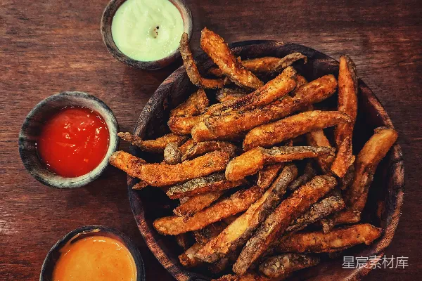 高清摄影 一个装着法式炸薯条的木碗旁边放着蘸 sauce  Sauce