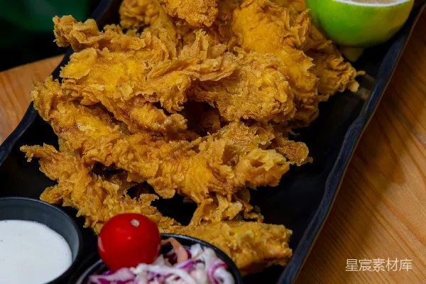 高清摄影 桌面上摆放着一盘油炸食物。