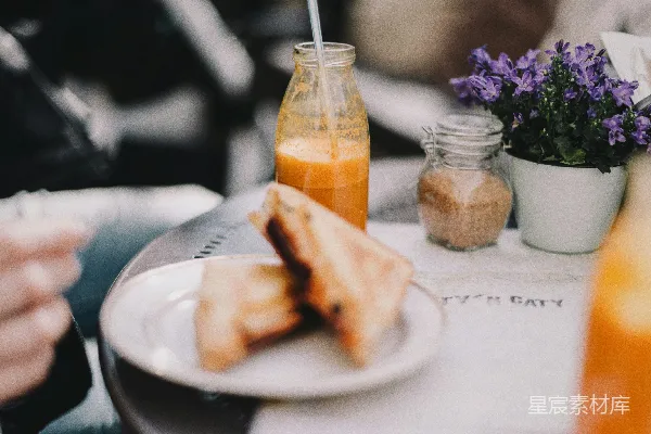 高清摄影 面包片放在盘子靠近瓶子
