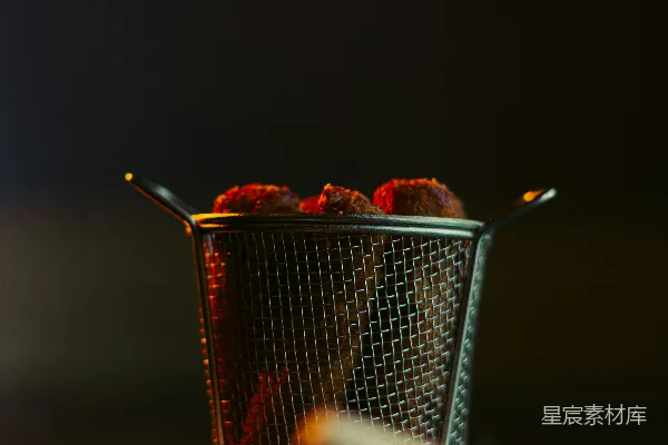 高清摄影 一只装有红色液体的玻璃杯