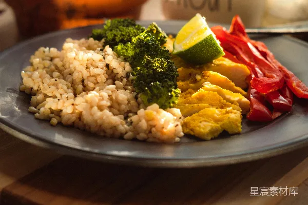 高清摄影 炒饭配 broccoli 和 carrots，放在盘子里