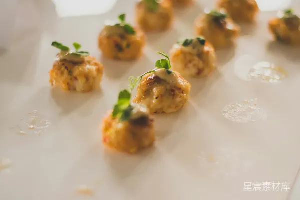 高清摄影 小 appetizers 整理在 白色 plate 上