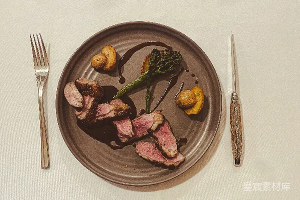 高清摄影 桌子上放着一盘肉和蔬菜。