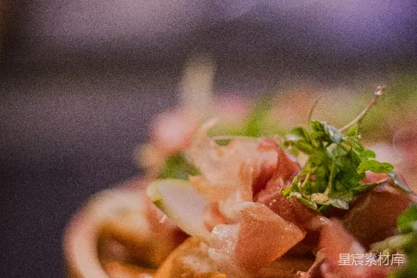 高清摄影 火腿配菜放在木制盘子里。