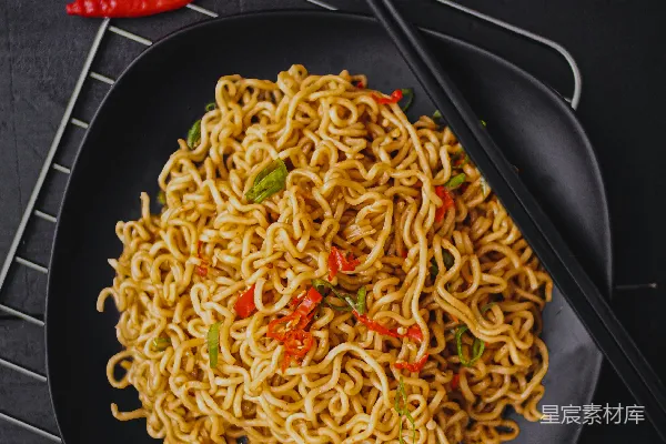 高清摄影 黑盘中的面食