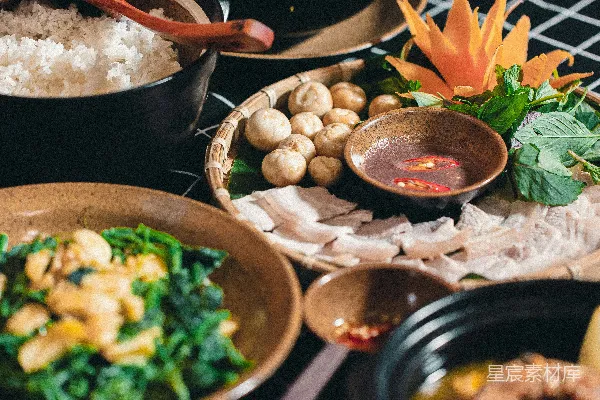 高清摄影 一张桌上摆满了各种碗碟的食物