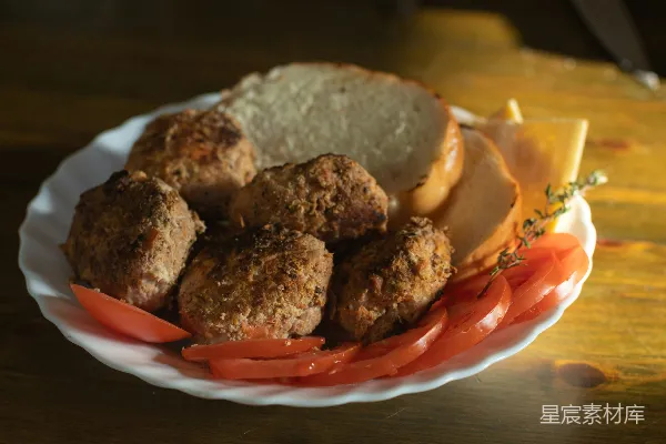 高清摄影 餐桌上一碗肉丸和蔬菜