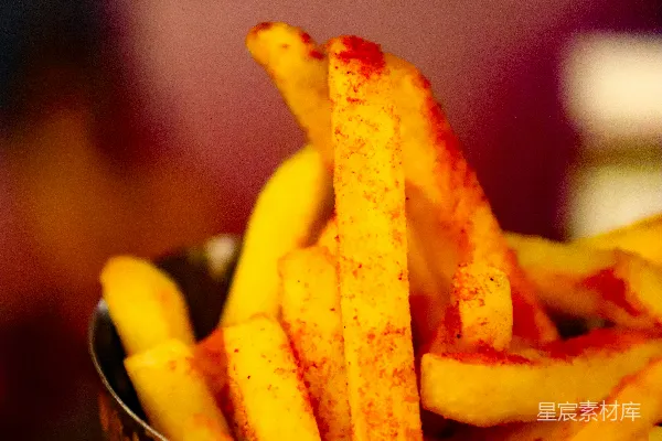 高清摄影 一个装有法式炸薯条的金属杯放在桌子上
